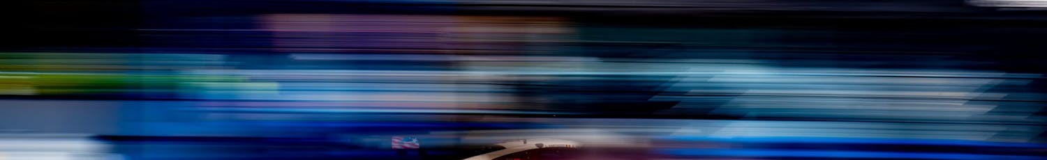 Panorering av racerbil i fart